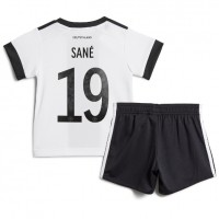 Maglie da calcio Germania Leroy Sane #19 Prima Maglia Bambino Mondiali 2022 Manica Corta (+ Pantaloni corti)